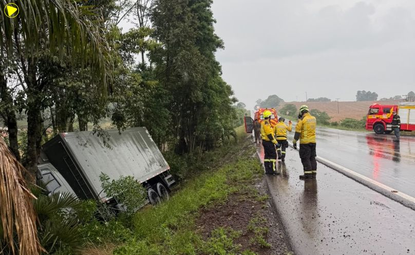 Caminhão do Exército Brasileiro sai da pista e tomba às margens da BR-282