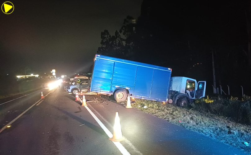 Motorista de 31 anos morre em colisão frontal entre carro e caminhão na BR-277