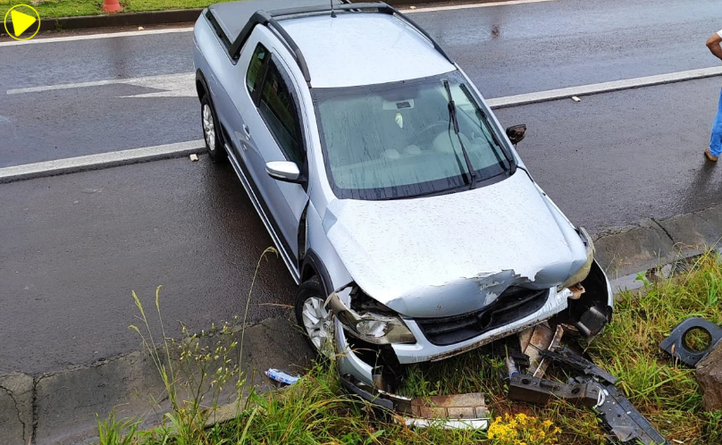Saveiro sai da pista e colide contra barranco na SC-480