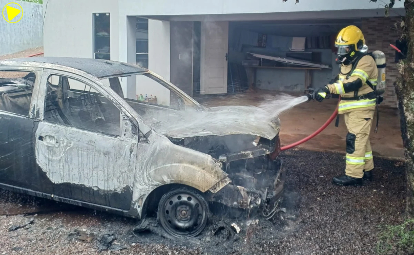 Carro fica completamente destruído após incêndio nos fundos de residência