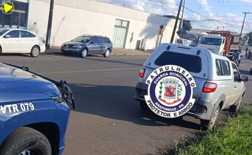Motorista com CNH suspensa é flagrado dirigindo veículo com licenciamento vencido desde 2023