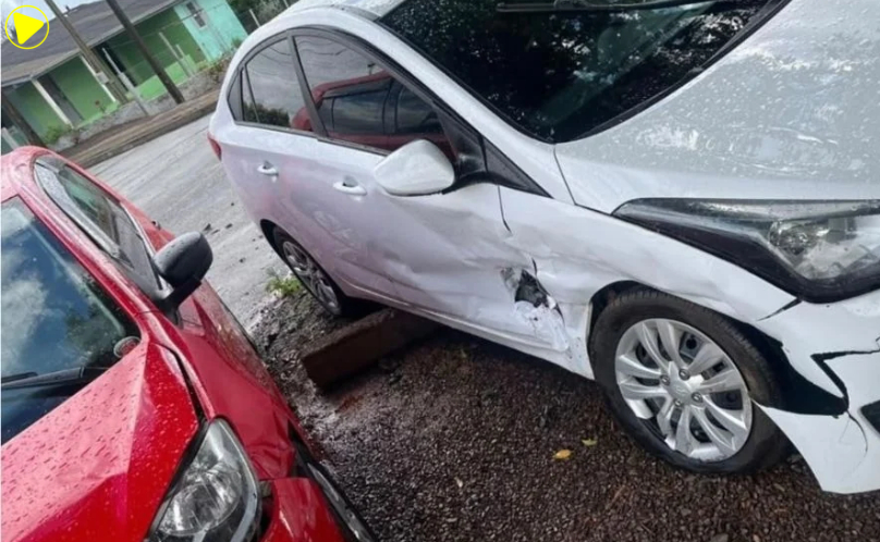 Colisão entre dois carros deixa motorista ferido em cruzamento