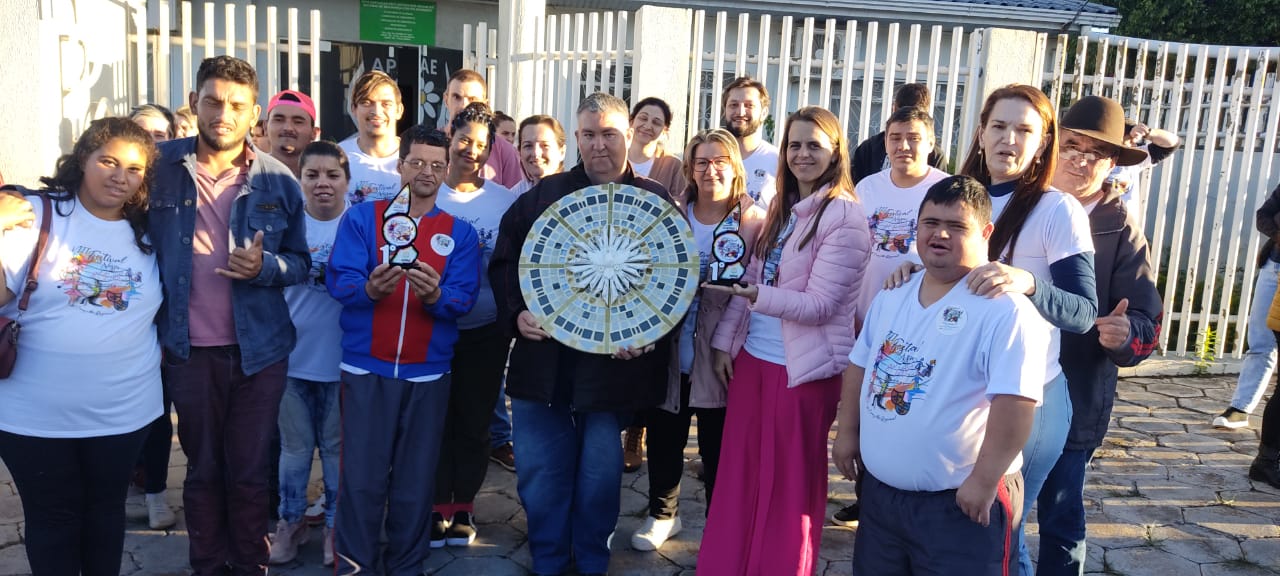 APAE de Santo Antonio do Sudoeste conquista 2 troféus de 1° lugar no VIII Festival Nossa Arte