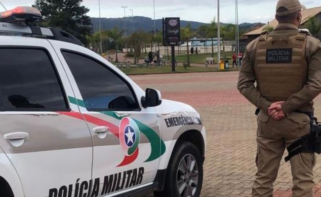 Idoso ameaça familiares e tenta agredir policial com motosserra