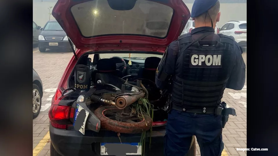 Três pessoas são presas com moto furtada em porta-malas de carro em Cascavel