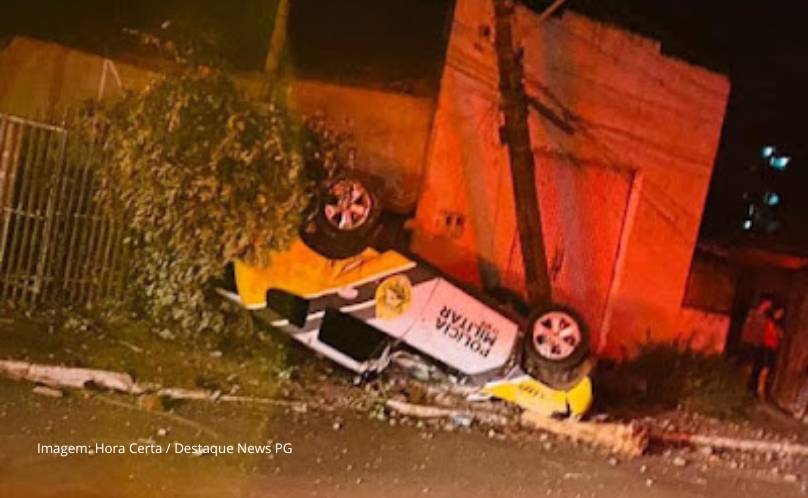 Viatura capota e atinge poste durante perseguição policial no Paraná.