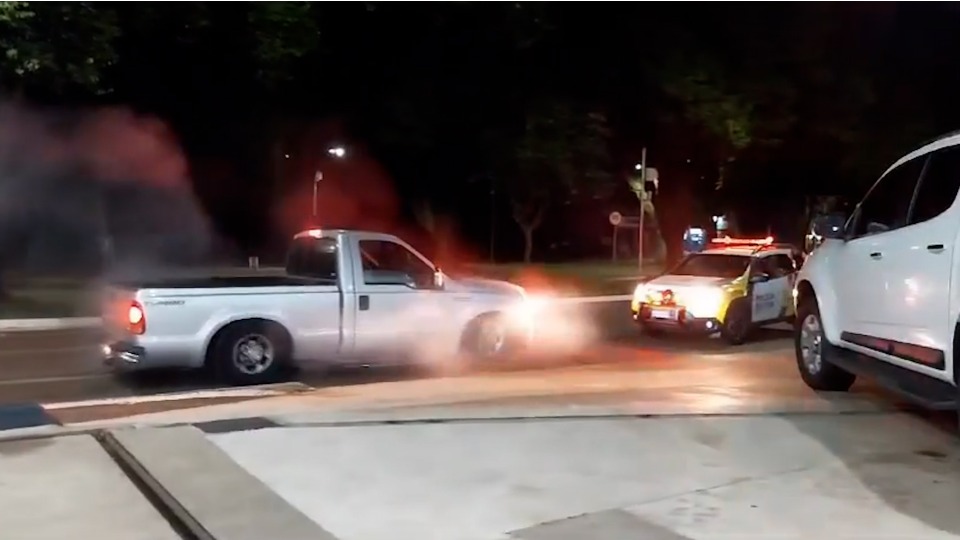 Vídeo: motorista é preso após cantar pneus em frente a viatura da PM