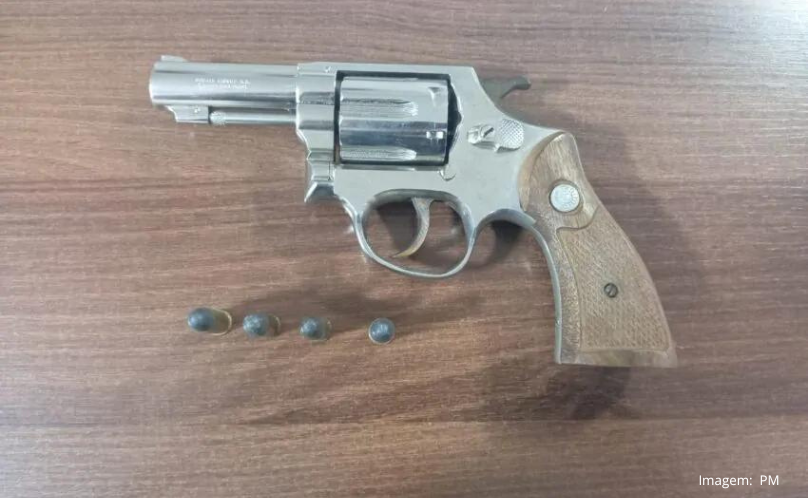 PM é acionada após masculino em surto se trancar em quarto com arma de fogo