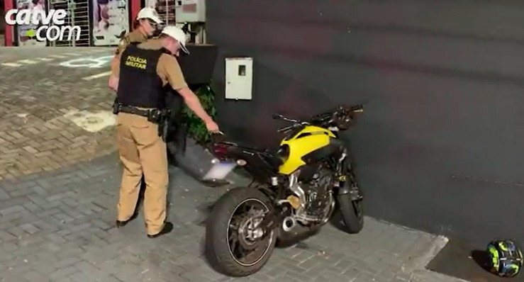 Motociclista fica ferido ao atingir poste na Avenida Brasil, no Bairro Coqueiral