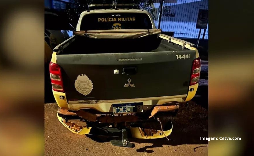 Motorista embriagado bate em viatura da Polícia Militar estacionada