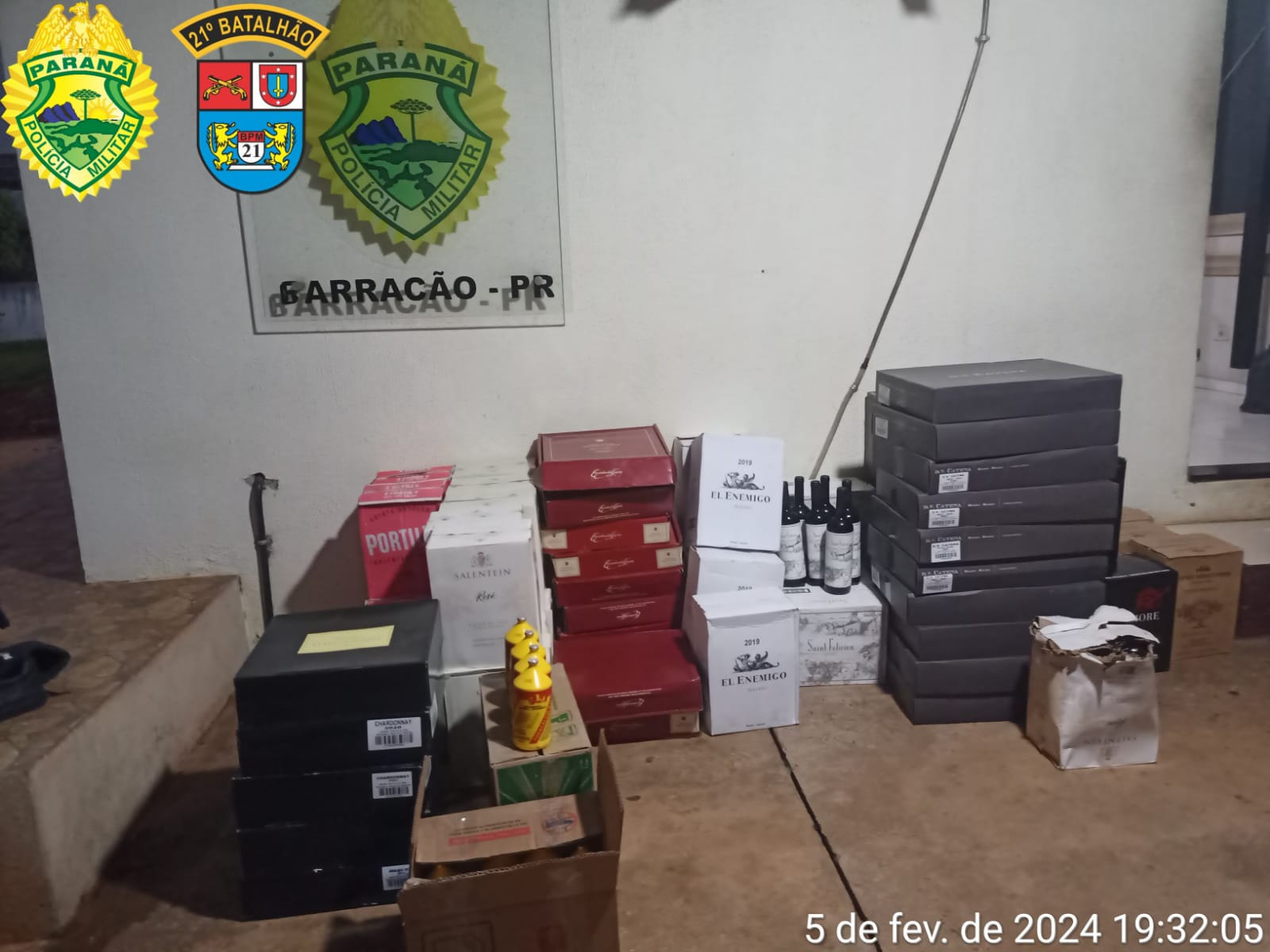 Apreensão de veículo carregado com caixas de vinhos estrangeiros