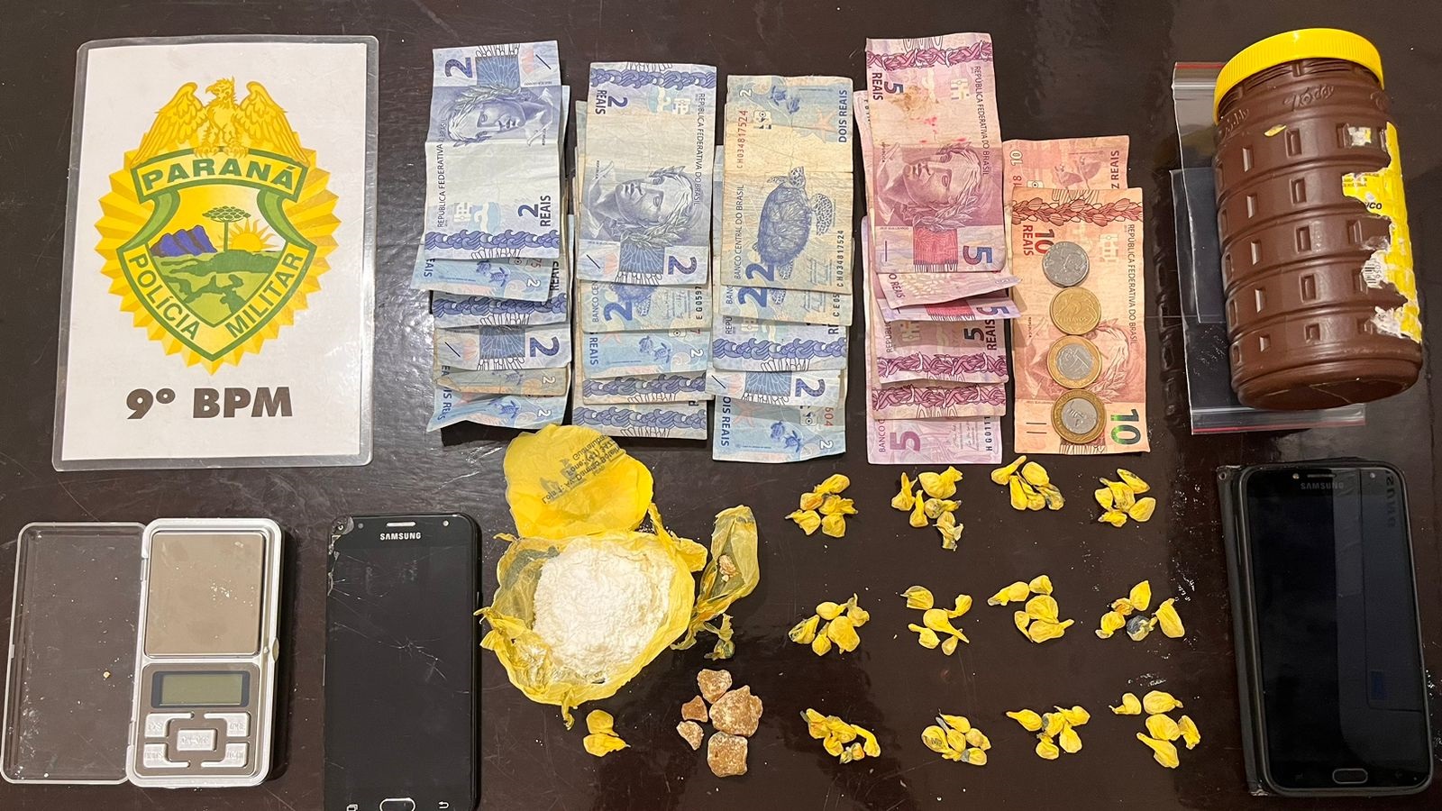 PM prende duas pessoas em flagrante por tráfico de drogas em Guaratuba