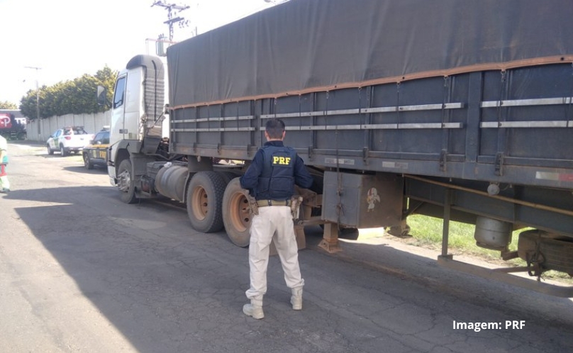 Caminhoneiro é preso por dirigir com índice de álcool 5 vezes maior que o considerado crime