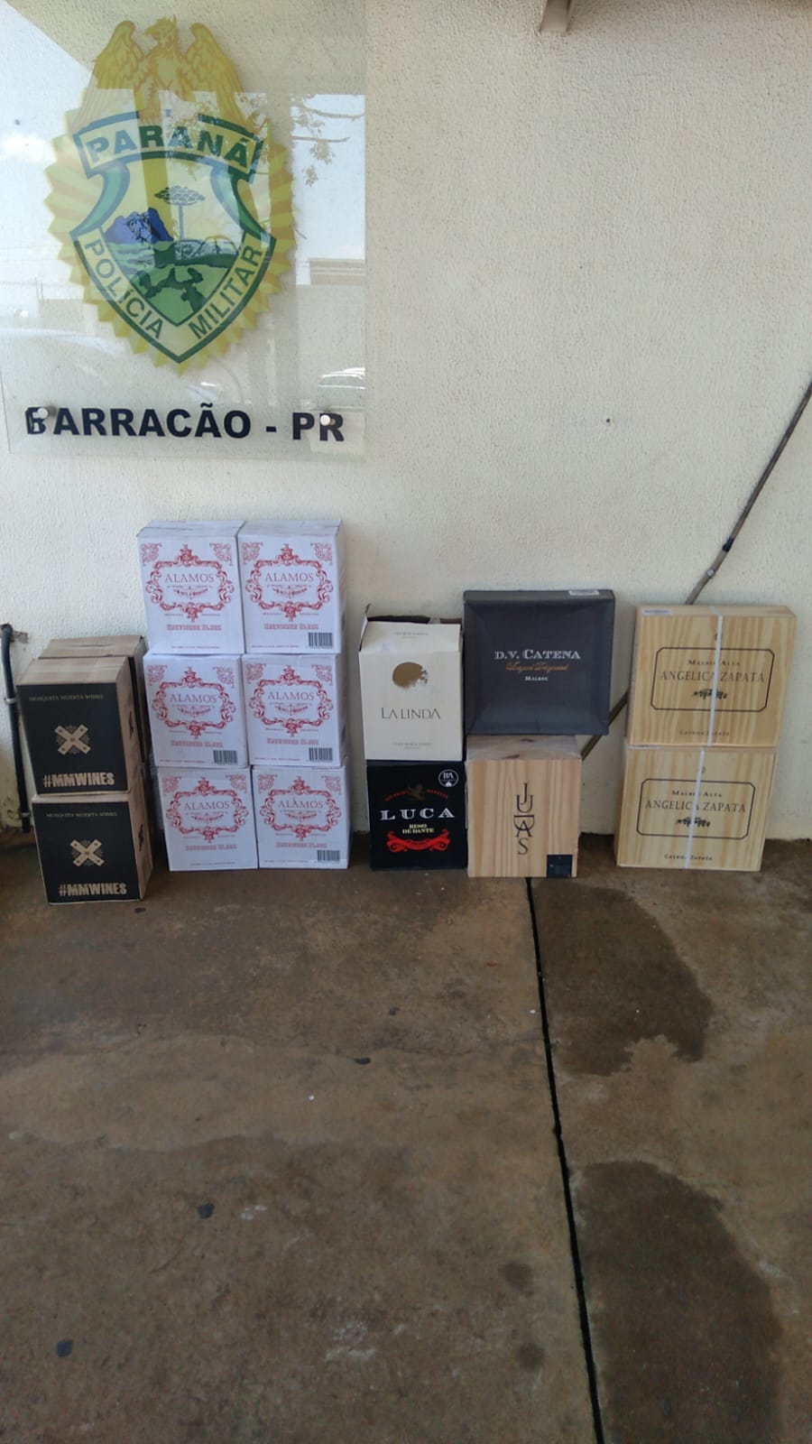 Carro é apreendido com carga em Barracão