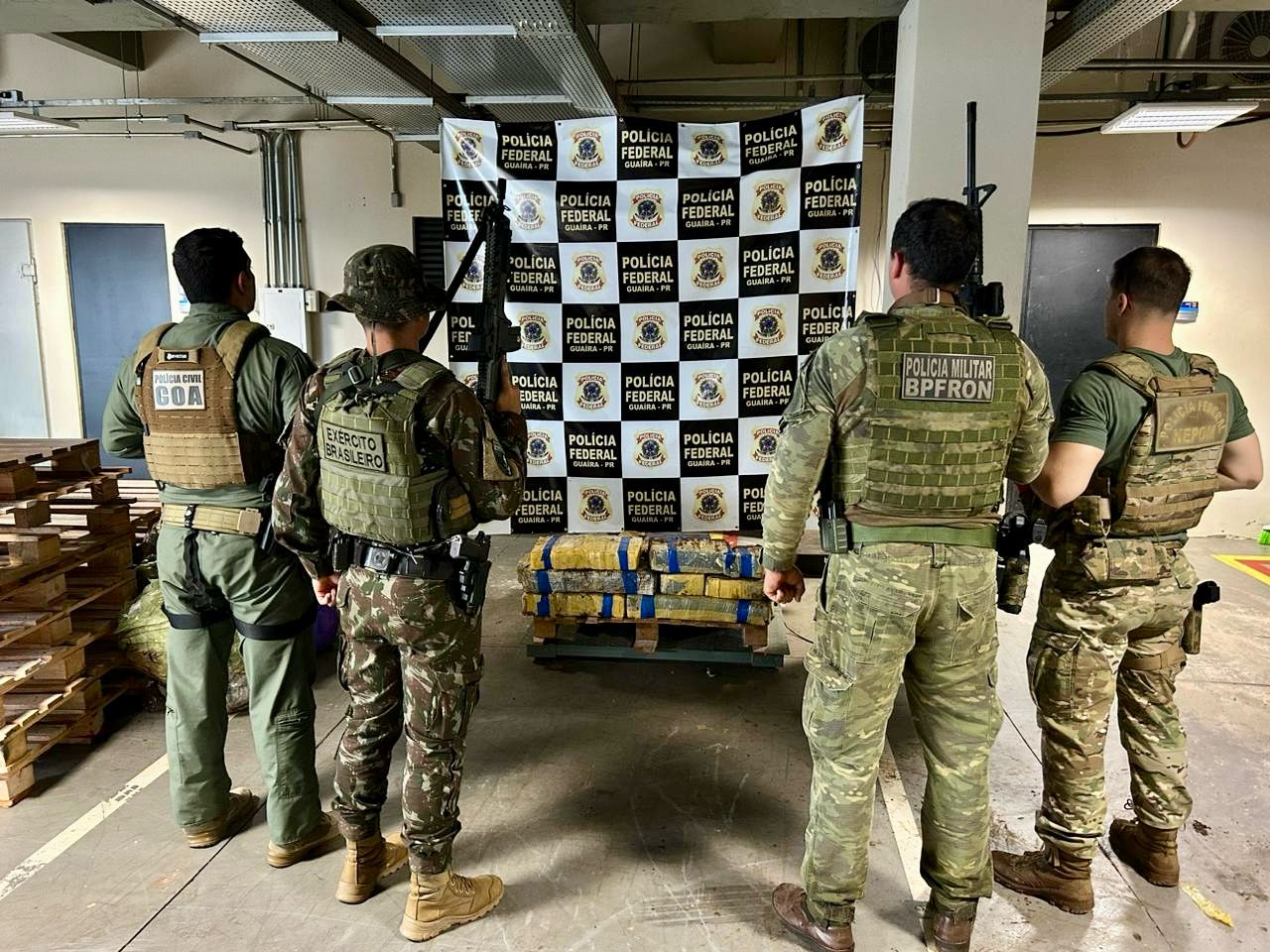 BPFRON, PF, PC e Exército Brasileiro apreendem embarcação com drogas e armamento de guerra em Guaíra