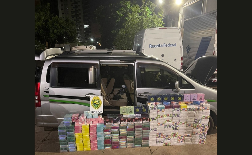  BPFRON apreende Van carregada com mercadorias contrabandeadas em Foz do Iguaçu