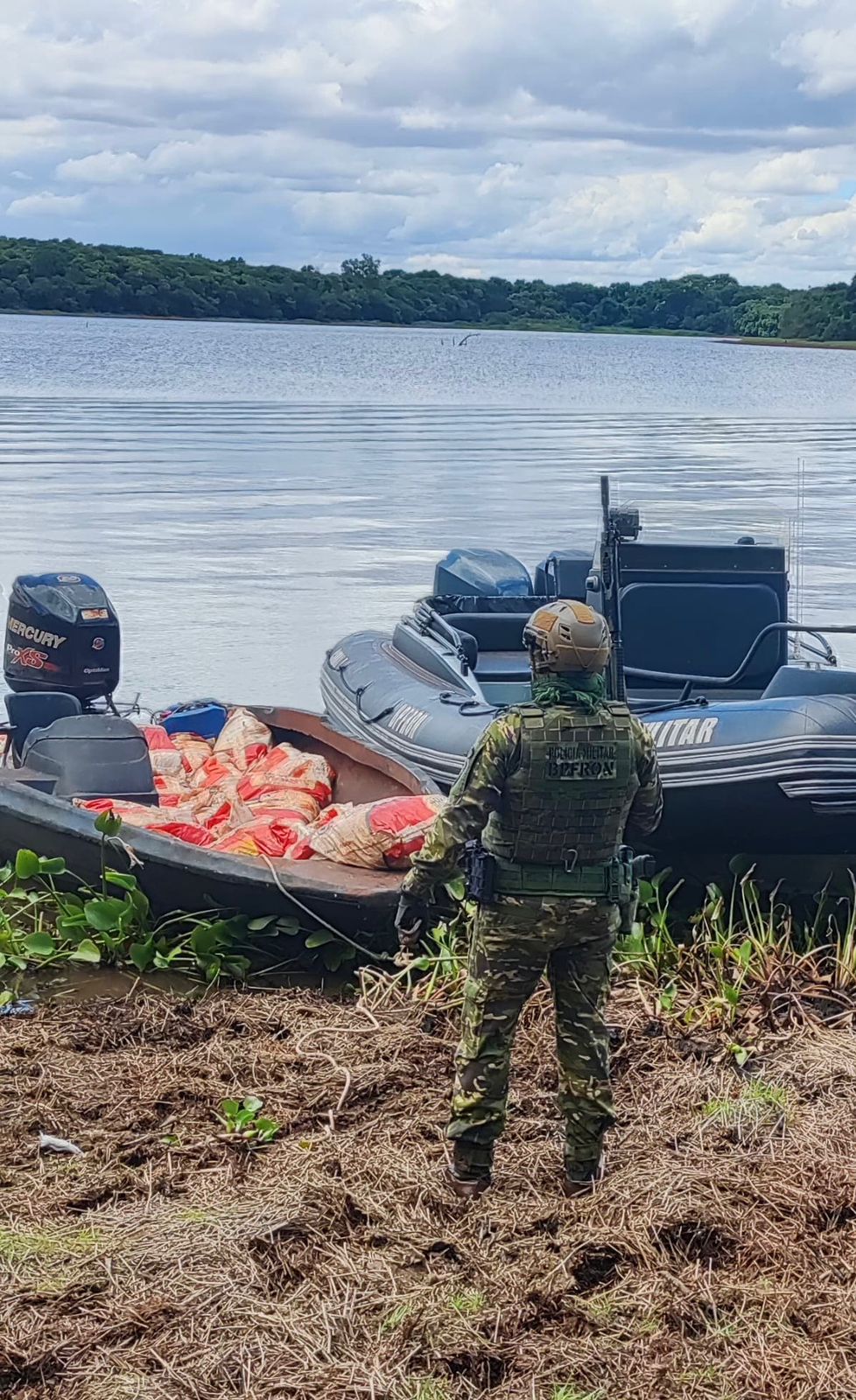 BPFRON e Polícia Federal apreendem embarcação com 700 kg de agrotóxicos contrabandeados 