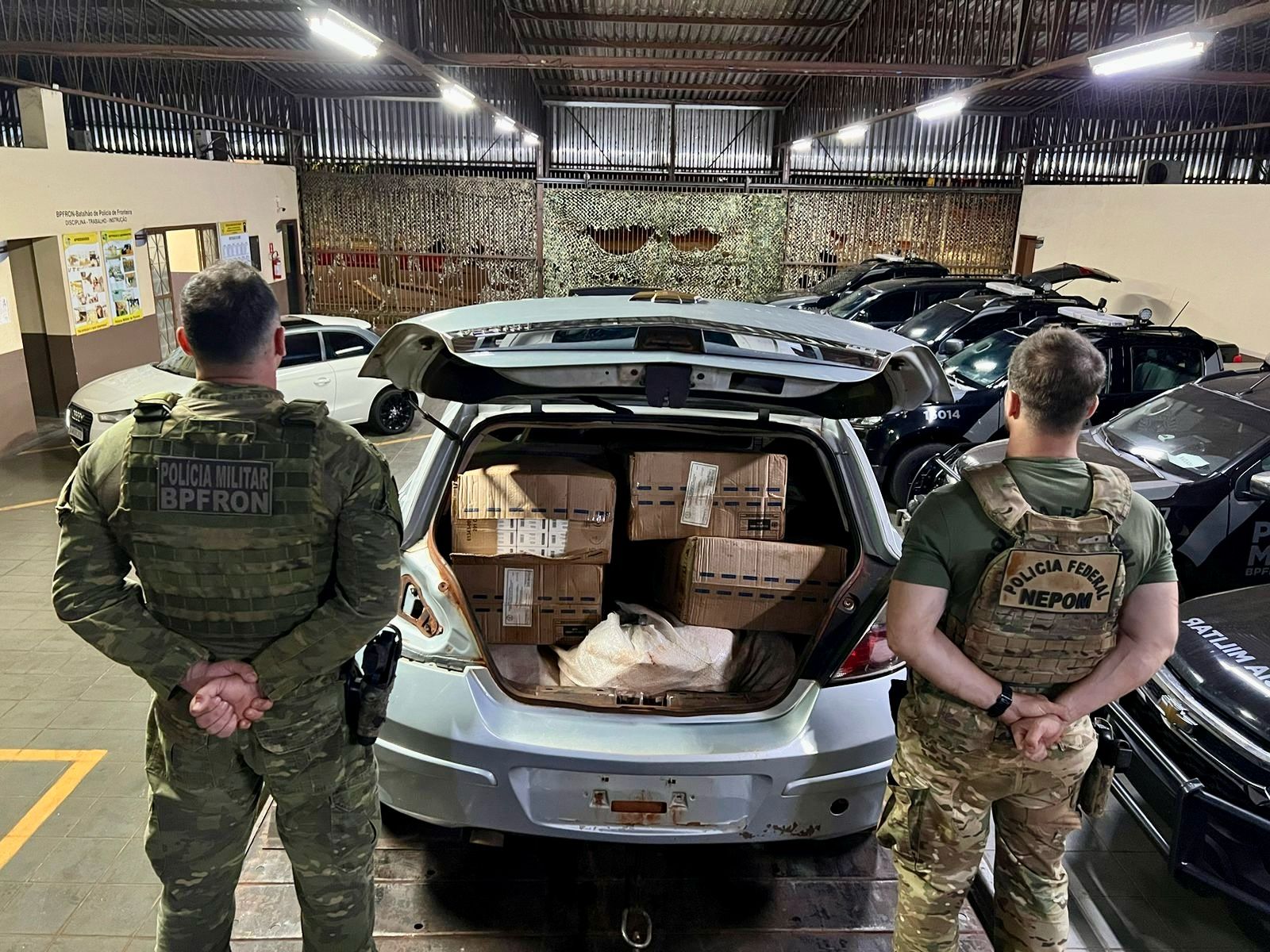 BPFRON e Polícia Federal apreendem veículo, cigarros e agrotóxicos contrabandeados em Terra Roxa