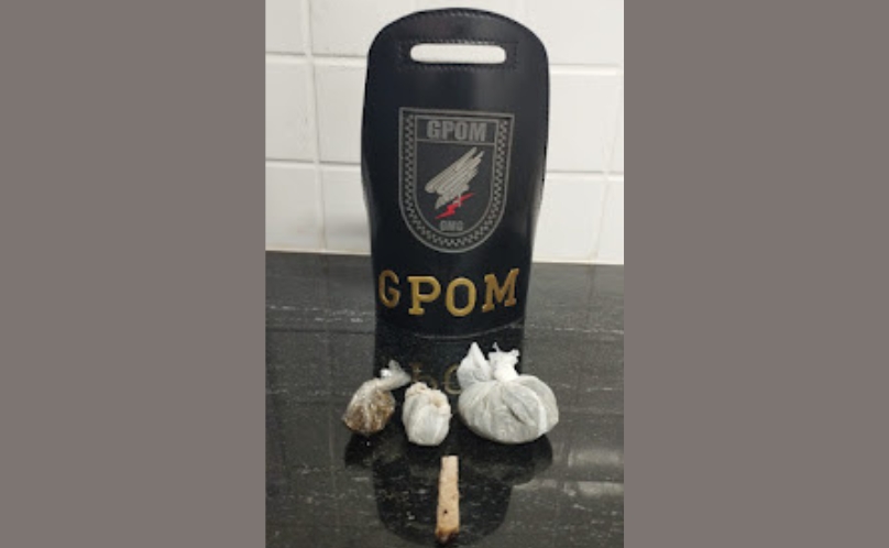 Durante apoio a acidente, agentes abordam suspeito e encontram buchas de maconha