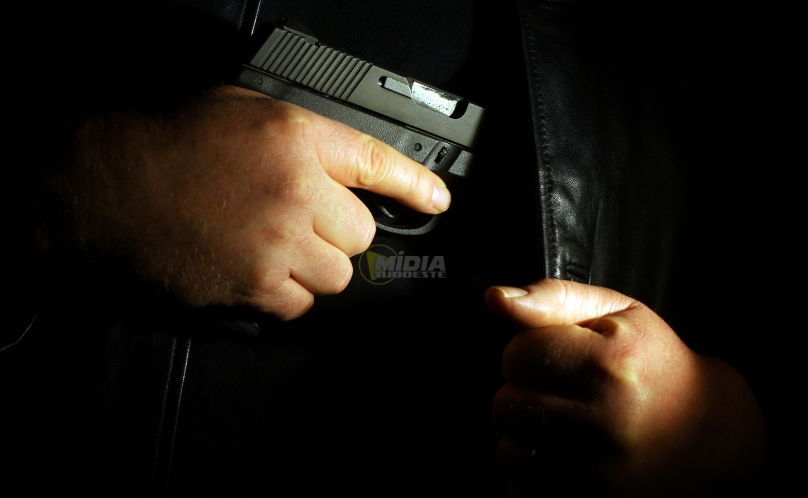 Polícia Civil cumpre três mandados de bursca e apreende duas armas de fogo