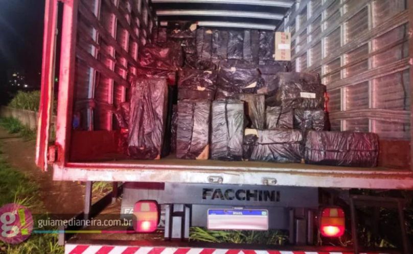 Polícia Militar apreende caminhão com cigarros contrabandeados em Medianeira
