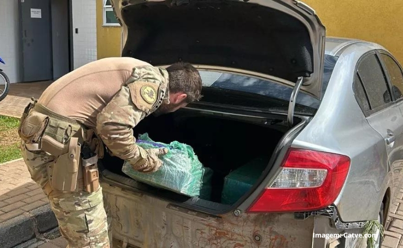 Dupla é presa com mais de 400kg de maconha na BR-277
