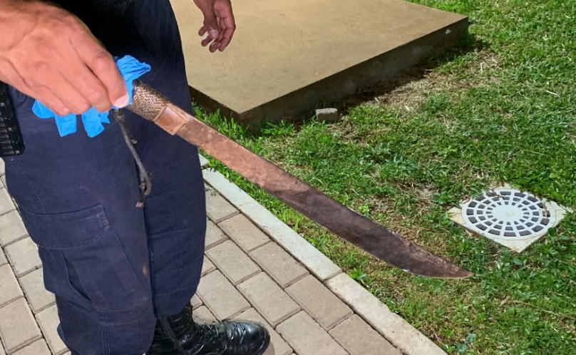 Pai dá 'facãozada' na orelha do filho em Cascavel