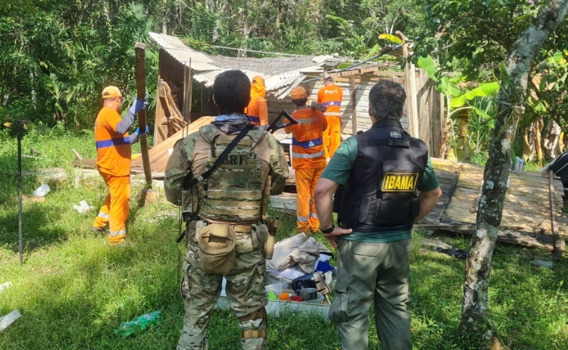 PRF apoia 7ª ação de demolição nos mangues em Paranaguá