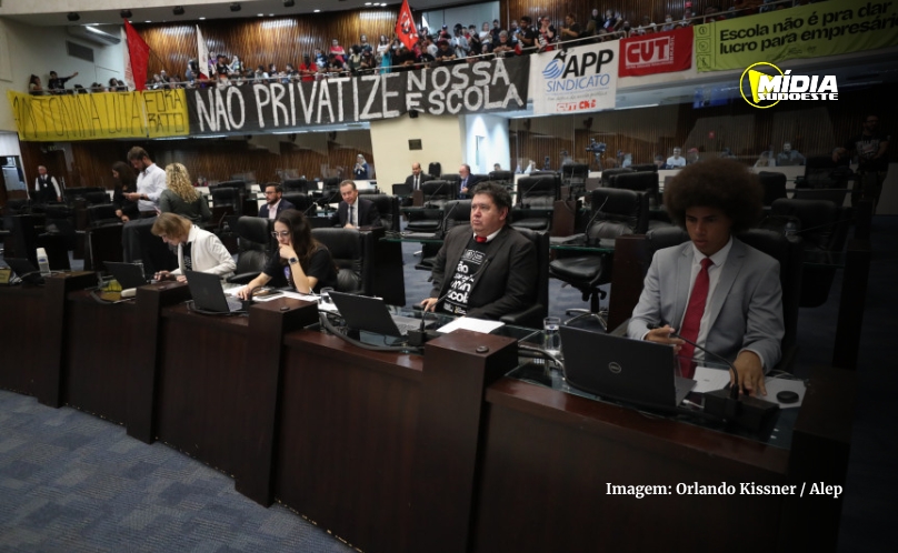 Deputados recorrem ao STF para suspender projeto de terceirização da gestão escolar no PR