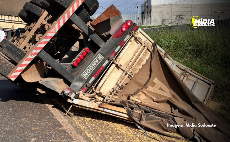 Caminhão tomba na BR-163 